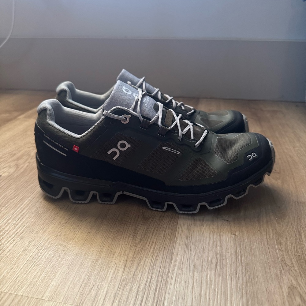 On Running Men's waterproof  Cloudventure shoes size 9